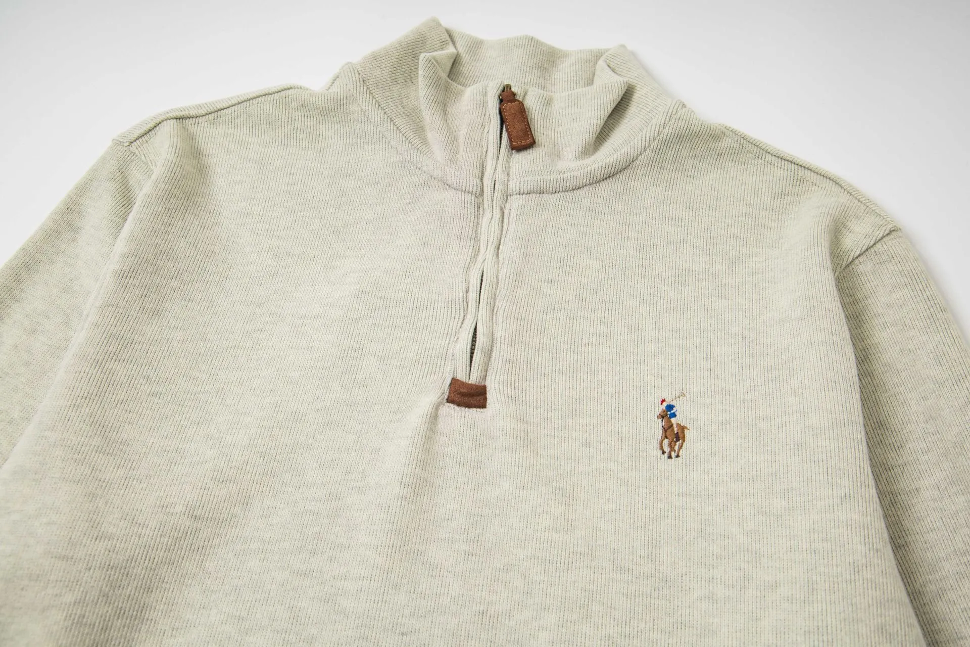 🅿️260 new model number: B143 Ralph Lauren's new half-zip sweatshirt top with colorful logo embroidery on the chest 1️⃣ Developed using original fabric, the fabric properties are similar to wool, soft and light to the touch, and has good wrapping and elasticity! 2️⃣The iconic embroidery design style on the chest is very youthful and energetic, and can be easily worn by both men and women. It is very in line with the fashion aesthetic concepts of today's young people! 3️⃣Simple style, comfortable to wear, same style for men and women, a must-have for couples! 4️⃣Full set of customized accessories, complete with three standards Color: gray, beige Size: S, M, L, XL